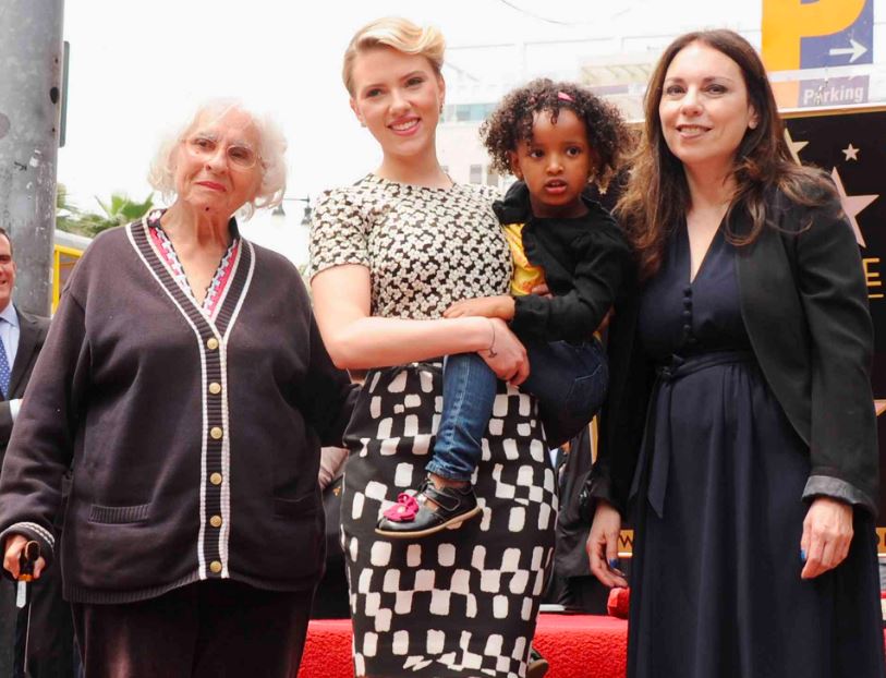 All about Scarlett johansson Father, Mother, Brother, Sister, Family Backgropund & more