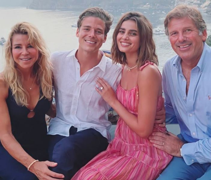 All about Taylor Hill Father, Mother, Family Background | Who is Brothers and sisters of Taylor Hil?