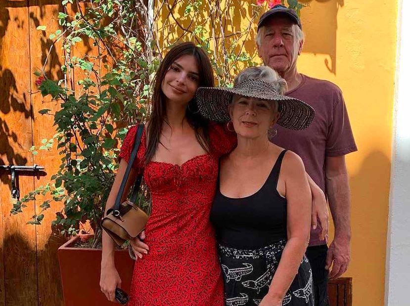 All about of Emily Ratajkowski Father, Mother, Family Background | Who is Borthers and Sisiters of Emily Ratajkowski ?