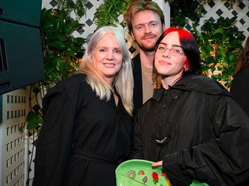 Who is Billie Eilish Parents and Siblings? | All about of Billie Eilish Family Background 