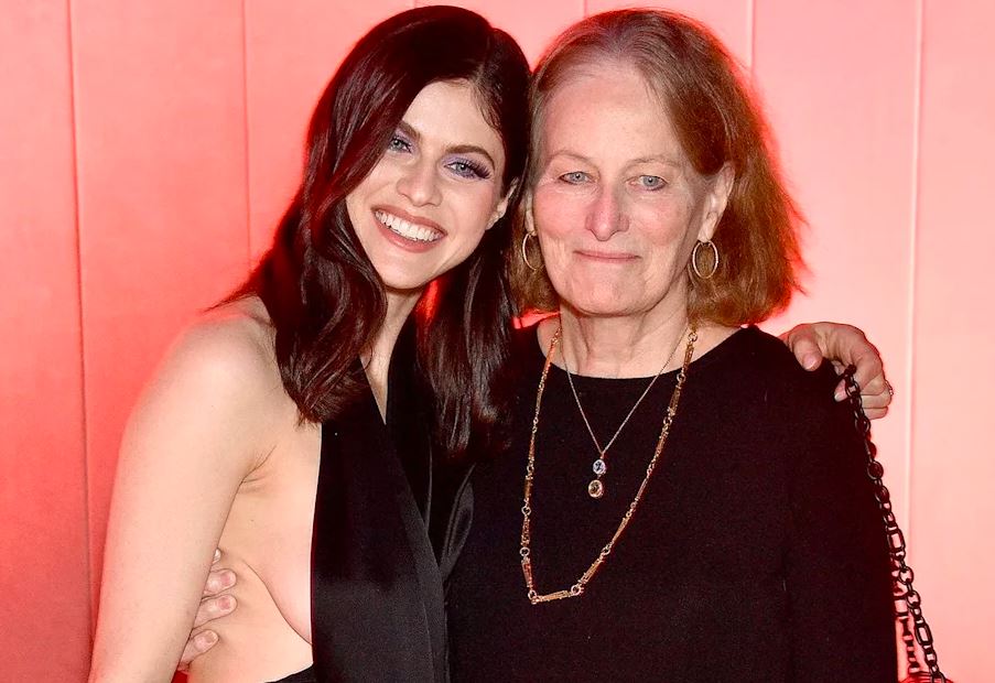 Who is Parents of Alexandra Daddario? | All about Alexandra Daddario Brother Sister | All about of Alexandra Daddario Family Background