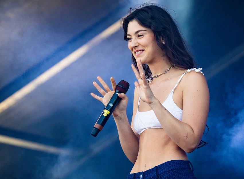 Who Is Gracie Abrams? Career, Hit Songs, Awards, Family, Net Worth & Amazing Facts