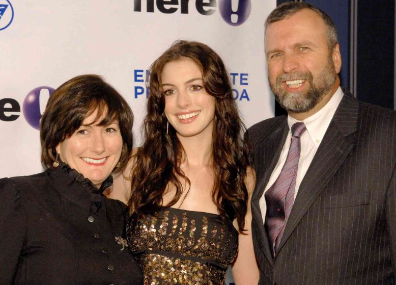 Anne Hathaway family background parents and brothers